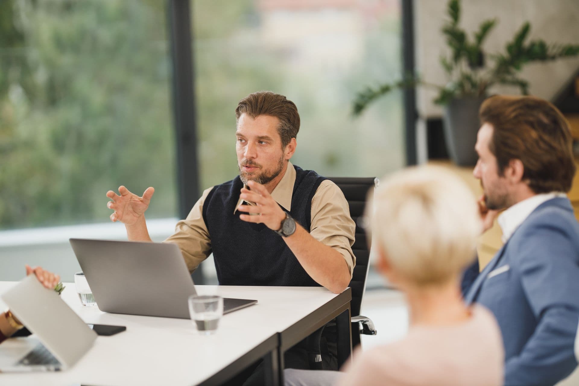 Консултант представя документация за обществена поръчка на възложител