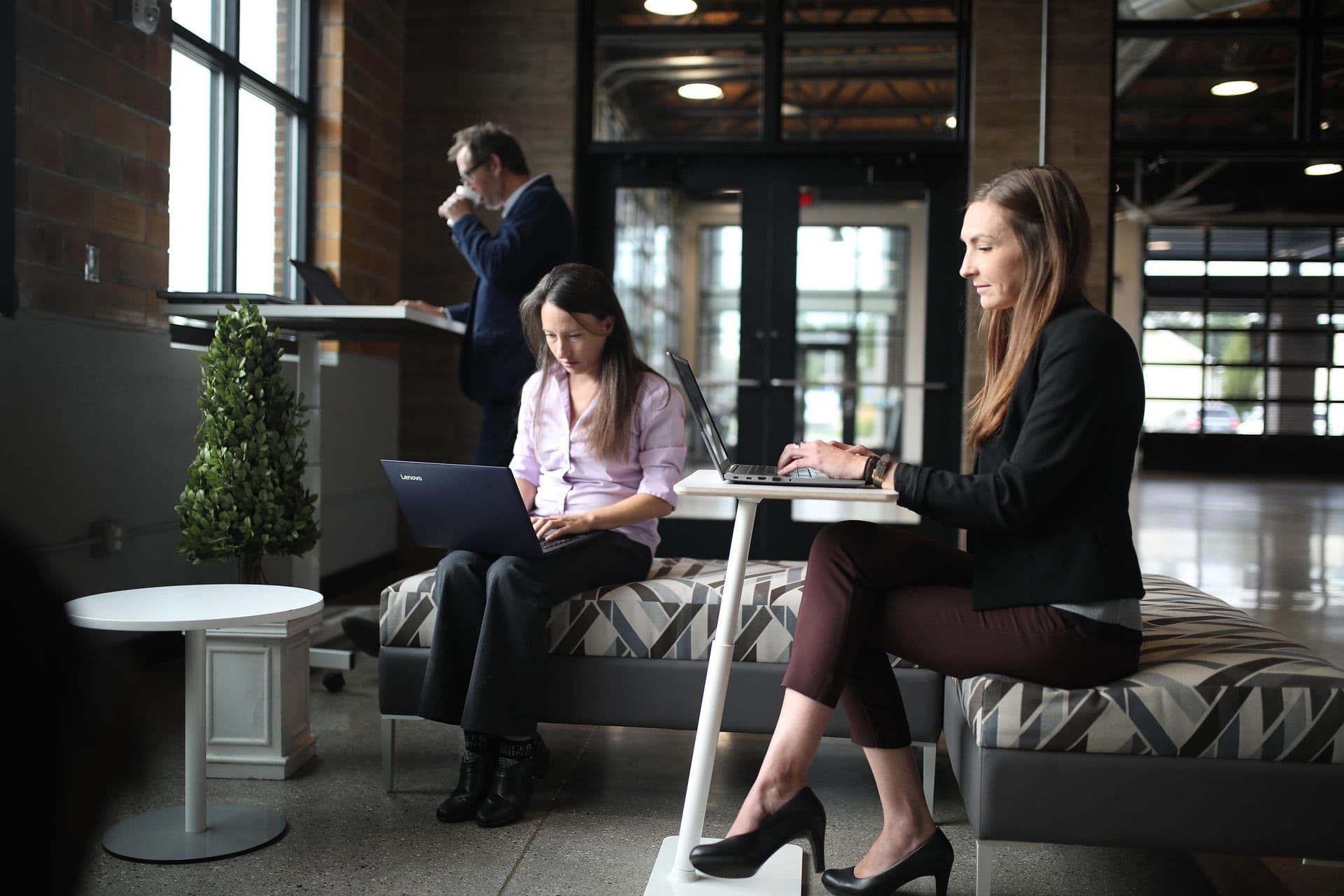 Екипът на ЗОП Линкс в модерен офис