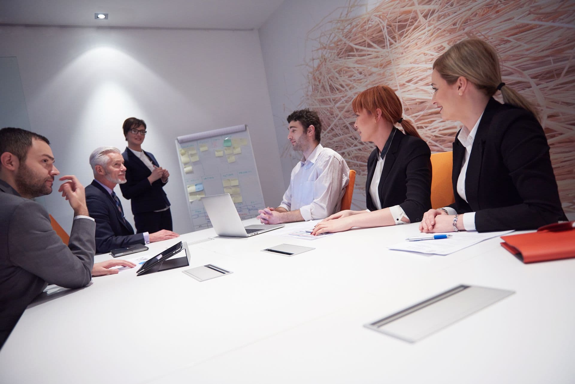 Екип подготвя тръжни документи за обществена поръчка